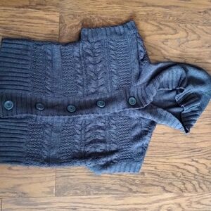 Hooded sleeveless sweater vest
